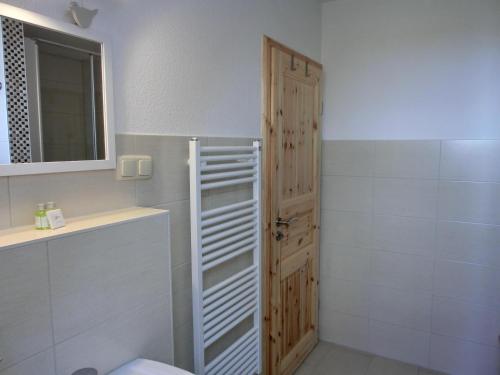 HirschburgFerienwohnung NH5的一间带卫生间和木门的浴室