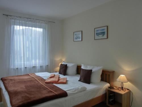 格拉尔-米里茨Ferienwohnung S38 "Ankerplatz"的一间卧室配有一张床,上面有两条毛巾