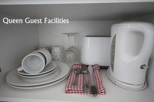 亚斯喜路汽车旅馆的一个带盘子和咖啡壶的厨房台面