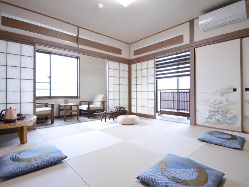 白滨Shirahama no Yado Daigo的客厅设有大窗户和地板上的垫子