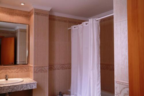 卡沃内拉斯蒂欧费利佩酒店的浴室配有淋浴帘和盥洗盆。
