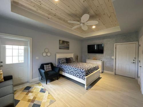 自由港市Nicoles Nest Brand New Exquisite Studio Hideaway的一间卧室配有一张床和吊扇