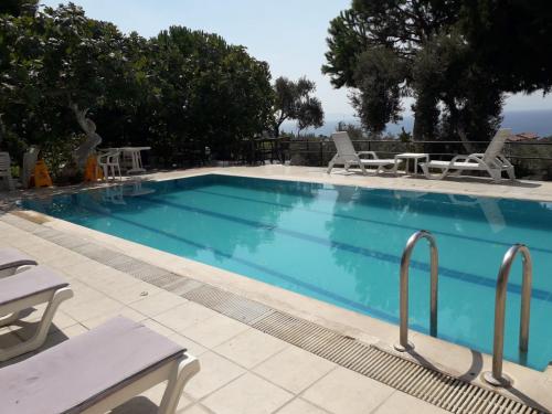 库萨达斯ASIA APART HOTEL的一个带椅子和桌子的大型游泳池