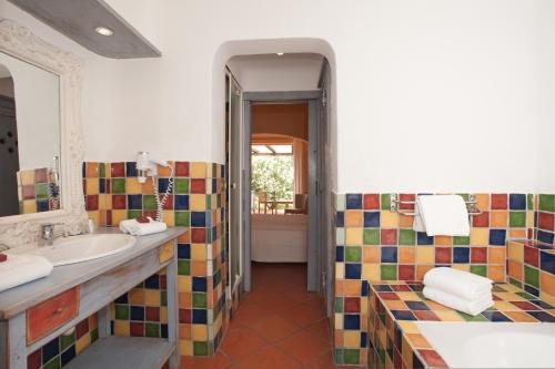 卡热那拉地区酒店的一间浴室