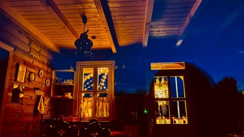 采格莱德Club Thermal Village Cegled的一间晚上有门和窗户的房间