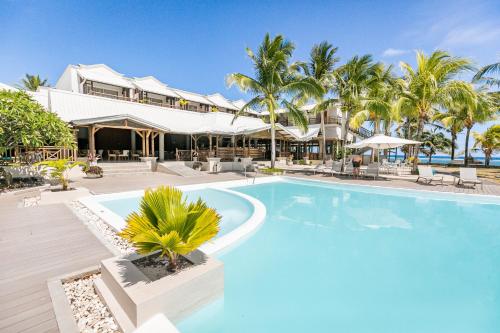 蓝海湾半岛海湾海滩Spa度假酒店的棕榈树度假村前的游泳池
