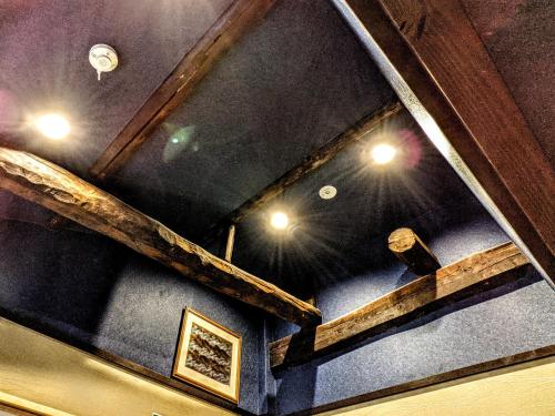 京都Eiki的天花板上有一些灯光的房间