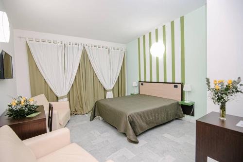 庞特卡格纳诺Hotel Quadrifoglio的一间卧室设有一张床和一间客厅。