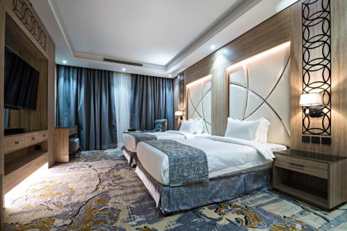 吉达Mirnian Hotel的酒店客房设有一张大床和一台电视。