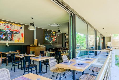 卡斯蒂里昂纳·德拉佩桑塔波马特露营地的餐厅设有木桌、椅子和窗户。