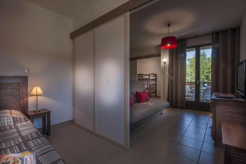 莱塞齐耶德泰阿克瓦卡洛公寓式酒店 - 乐客斯度瑞查的一间卧室配有一张床和一个沙发