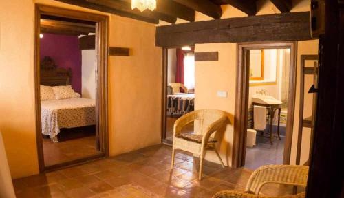 阿雷纳斯德圣佩德罗勘查尔宾馆的带镜子的房间和一间带床的卧室
