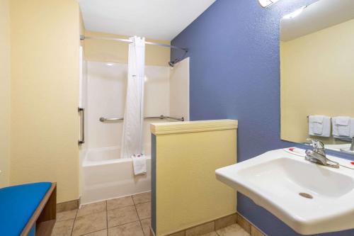 阿拉莫戈多阿拉莫戈多戴斯酒店的一间带水槽、卫生间和淋浴的浴室