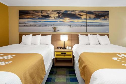 阿拉莫戈多阿拉莫戈多戴斯酒店的酒店客房配有两张床和一张书桌