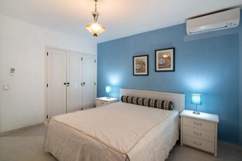 阿玛考德佩拉Apartamento Nautilus的一间蓝色卧室,配有床和2个床头柜