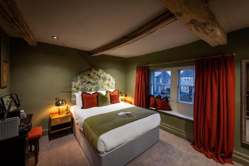 Wigglesworth北斗星酒店的一间卧室设有一张大床和一个窗户。