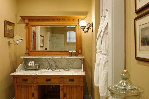 贝鲁特阿尔伯格酒店的一间带水槽和镜子的浴室