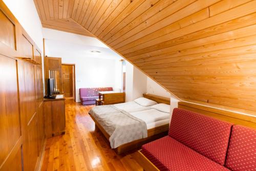 索尔察瓦Govc-Vršnik的一间设有床铺和红色沙发的房间