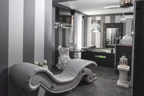 罗马SPA B&B Roma D'Autore Il Nido d'Amore的一间位于客房中间的带椅子的浴室
