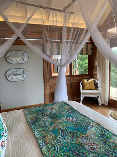 蓬塔杜欧鲁Mahi Mahi 3的一间卧室设有一张大床和一个窗户。