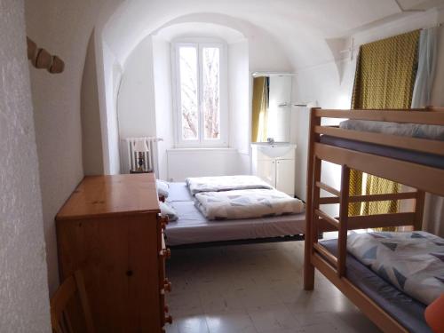 若西耶Maison familiale des Gueyniers的一间卧室设有两张双层床和一扇窗户。