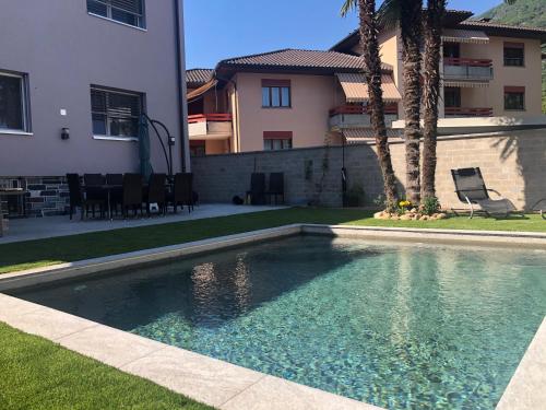 洛索内Miranda, Modern Duplex, Garden, Swimming Pool, Parking的一座房子旁的院子内的游泳池