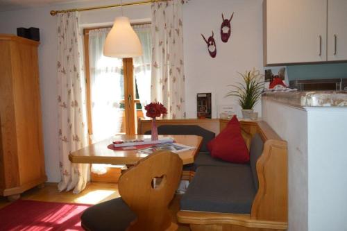 柯尼希斯湖畔舍瑙佛罗伦萨之家公寓的客厅配有沙发和桌子