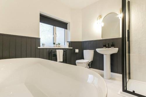 贝灵汉姆Hareshaw House的带浴缸、盥洗盆和卫生间的浴室