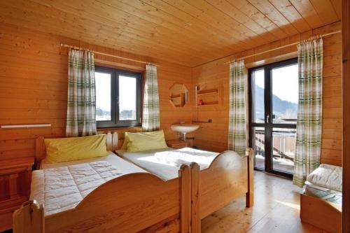 瑟尔Haus Gerdi的小木屋内一间卧室,配有一张大床