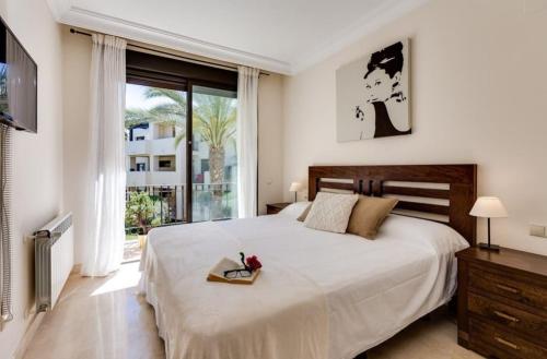 穆尔西亚Roda Golf Resort FIT FOX的一间卧室设有一张大床和一个窗户。