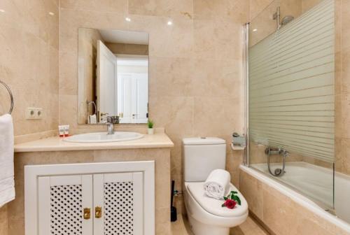 穆尔西亚Roda Golf Resort FIT FOX的浴室配有卫生间、盥洗盆和浴缸。