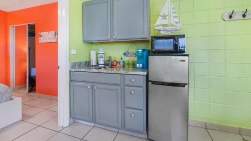 圣徒皮特海滩The Beach House - Treasure Island的厨房配有冰箱和微波炉。