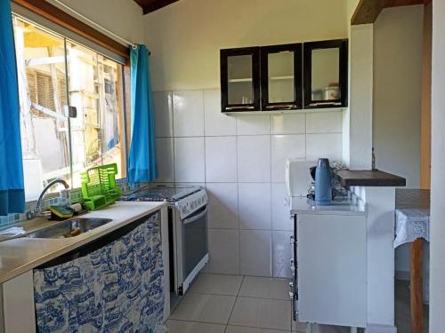 伊利亚贝拉Casa em Ilhabela SP的厨房配有水槽和炉灶