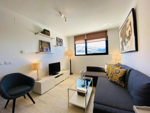 塞拉内华达Apartamentos Bluettravel Snow Confort Monte Gorbea的带沙发和电视的客厅