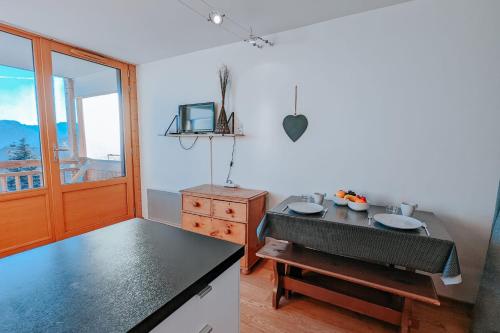 于埃Cosy studio with balcony at the heart of L'Alpe d'Huez - Welkeys的厨房配有水槽和台面