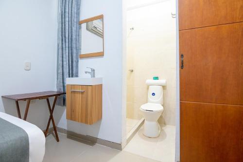 巴耶杜帕尔Ayenda Juglar的一间带卫生间和水槽的浴室