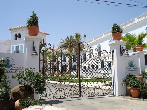 Granja de TorrehermosaHotel Hacienda Don Manuel的一座白色房子前面的大门