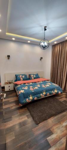 开罗Shaaban M的一间卧室配有一张带蓝色棉被的床