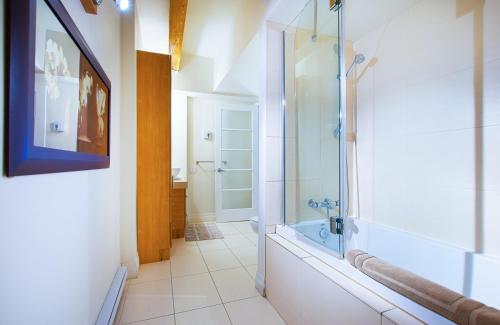 魁北克市La Casa St-Jean - OLD QUEBEC的带淋浴、盥洗盆和卫生间的浴室