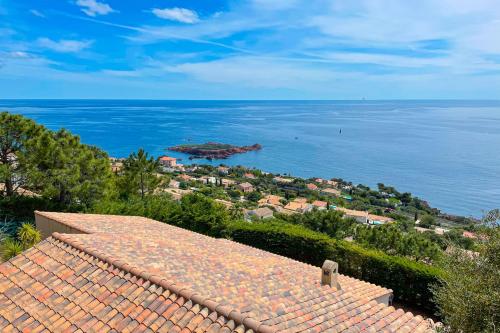 圣拉斐尔Family villa with magnificent sea view for 11 people的从房子的屋顶上可欣赏到海景