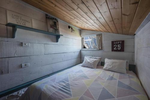 阿德耶La Casita的一间小房间,房子里设有一张床铺