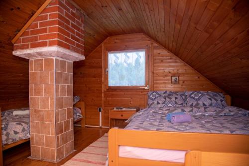 VrhovciMy dream house的小木屋内一间卧室,配有一张床