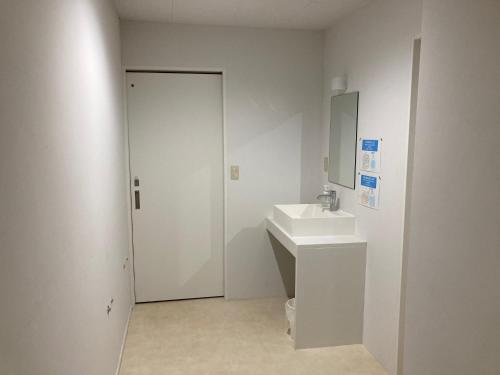 大石Koya TRIBE - Vacation STAY 83407v的白色的浴室设有水槽和镜子