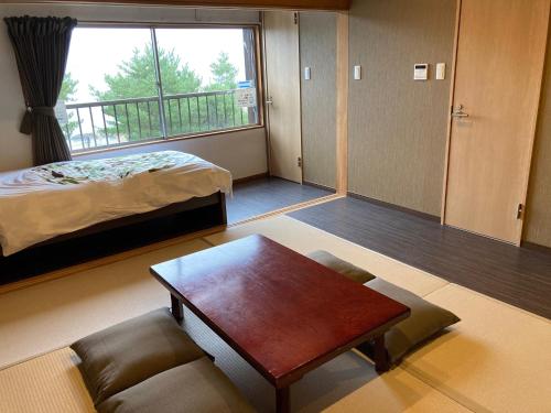 大石Koya TRIBE - Vacation STAY 83089v的客厅配有床和茶几