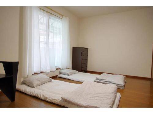 东京NYOZE House - Vacation STAY 84305v的带窗户的客房内的两张床