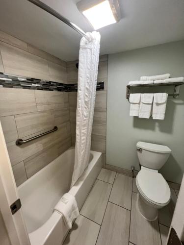 纳科多奇斯Continental Inn and Suites的带浴缸、卫生间和淋浴的浴室。
