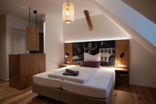 SchonungenMartins Hotel的阁楼卧室配有一张白色大床