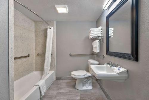 科尔宾Motel 6 Corbin, KY的浴室配有盥洗盆、卫生间和浴缸。