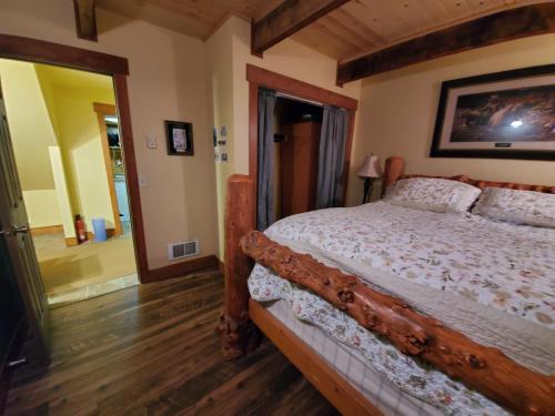 Big Mountain Cedar Cabin客房内的一张或多张床位