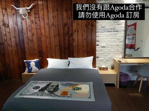 台南创驿.宿设计旅店的一间卧室,床上有一张美元帐单